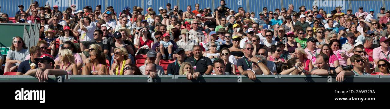 Eine große Zuschauermenge bei einer Outdoor-Sportveranstaltung Von einem Massbalkon im Sommer im Vereinigten Königreich vor Covid-19 Stockfoto