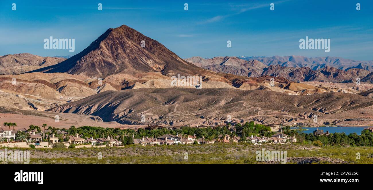 Lava Butte over Lake Las Vegas und Einfamilienhäuser in Henderson, Teil der Metropolregion Las Vegas, Nevada, USA Stockfoto