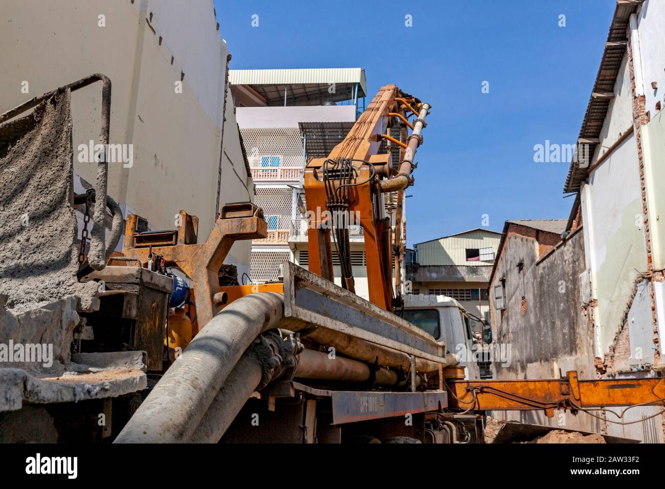 Auf der Baustelle eines Neubaus auf einem leerstehenden Grundstück in der Innenstadt von Kampong Cham, Kambodscha, ist ein kleiner Pfahlfahrer eingerichtet. Stockfoto