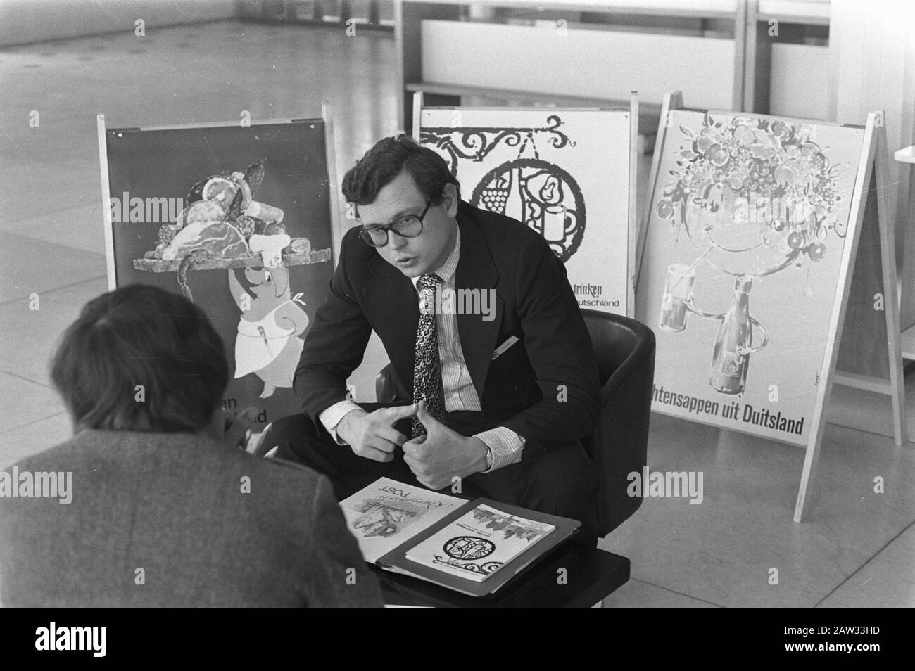 Präsentation deutscher Marken in der RAI in Amsterdam Präsentation deutscher Lebensmittel auf der RAI in Amsterdam. Datum: 13.Juni 1972 Ort: Amsterdam, Noord-Holland Schlagwörter: Ausstellungen, Demonstrationen, Getränke, Ausstellungen Einrichtung Name: RAI Stockfoto