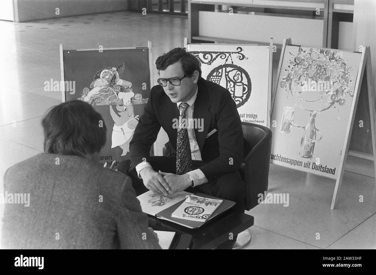 Präsentation deutscher Marken in der RAI in Amsterdam Präsentation deutscher Lebensmittel auf der RAI in Amsterdam. Datum: 13.Juni 1972 Ort: Amsterdam, Noord-Holland Schlagwörter: Ausstellungen, Demonstrationen, Getränke, Ausstellungen Einrichtung Name: RAI Stockfoto