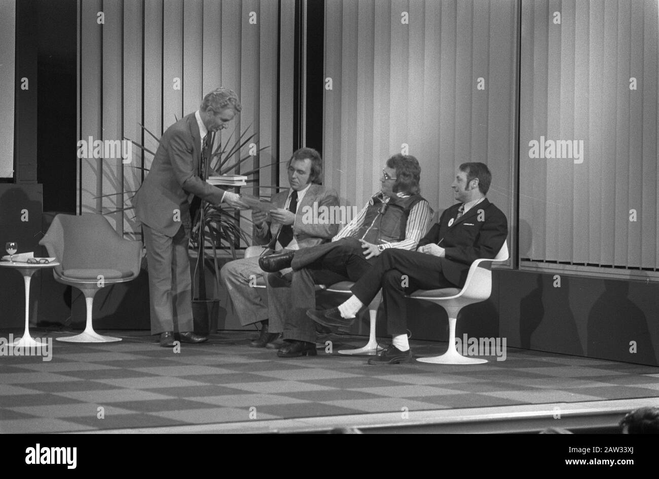 Hundertste Folge TV-Stück Wer unter den drei Moderatoren Herman Emmink mit den drei Kandidaten Datum: 7. Januar 1974 Ort: Hilversum, Noord-Holland Schlüsselwörter: TV-Spiele Moderatoren Personenname: Emmink, Herman Jacobs, Pim Mol, Albert Stockfoto