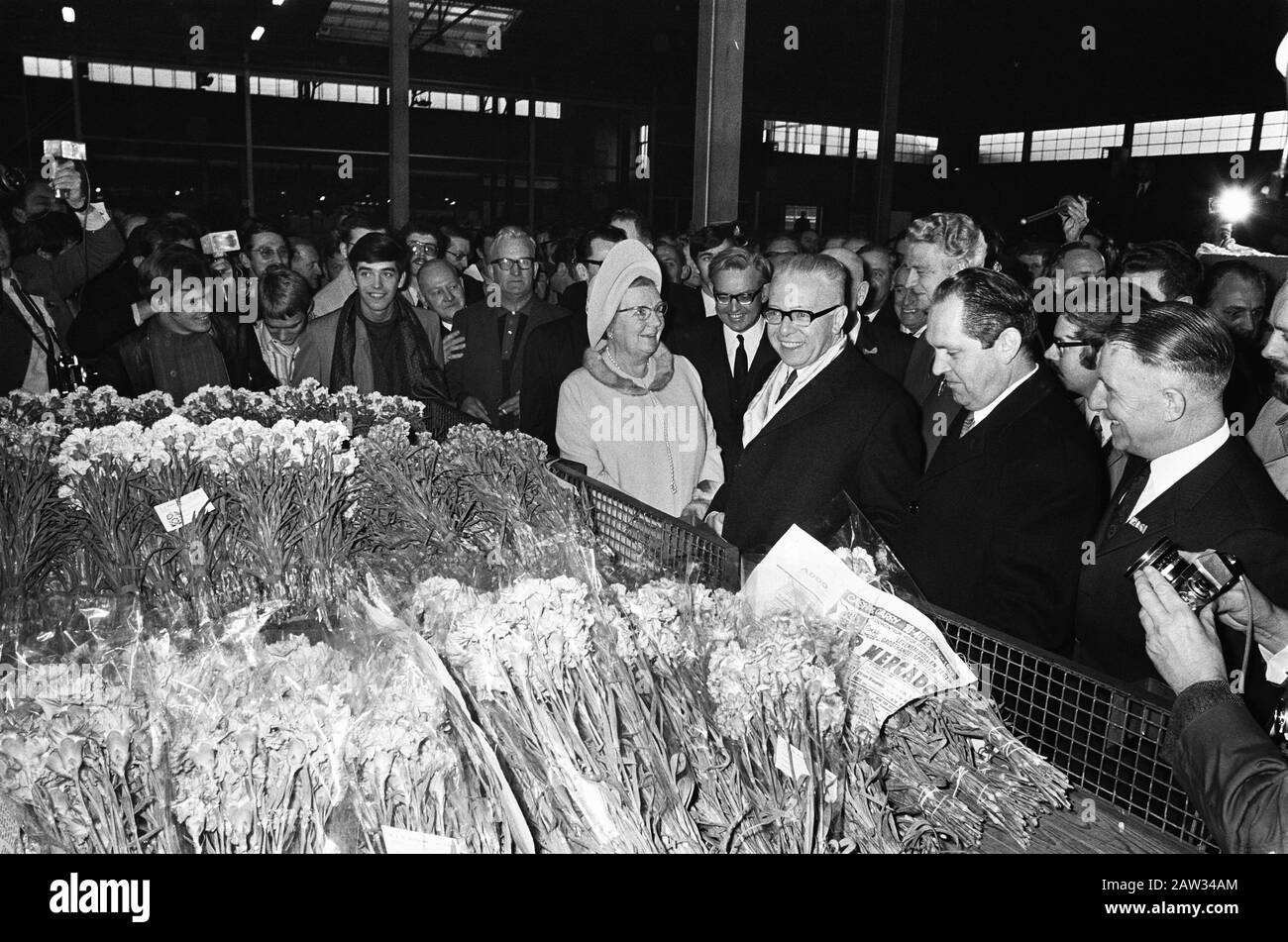 Präsident Heinemann und Königin Juliana besuchen Cooperative Central Westland Cut Auction Honselersdijk Datum: 26. November 1969 Ort: Honselersdijk Schlagwörter: Blumen, Besuche, Königinnen, Auktionen Personenname: Heidemann, Gustav, Juliana (Königin Niederlande) Stockfoto