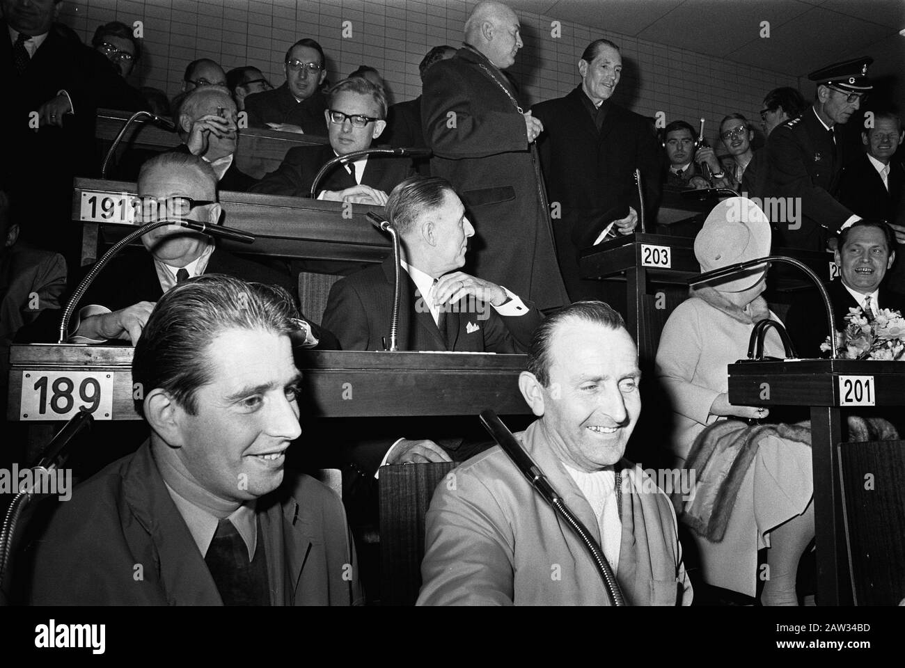 Präsident Heinemann und Königin Juliana besuchen Cooperative Central Westland Cut Auction Honselersdijk Datum: 26. November 1969 Ort: Honselersdijk Schlagwörter: Blumen, Besuche, Königinnen, Auktionen Personenname: Heidemann, Gustav, Juliana (Königin Niederlande) Stockfoto