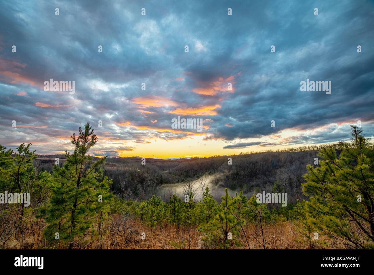 Wolken fangen die Stimmung bei Sonnenuntergang in der Central Appalachian Region von Amerika ein. Stockfoto
