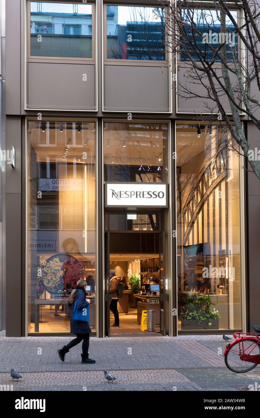 Nepresso Boutique an der Einkaufsstraße Schildergasse, Köln, Deutschland. Nespresso-Boutique in der Einkaufsstraße Schildergasse, Köln, Deutschland. Stockfoto