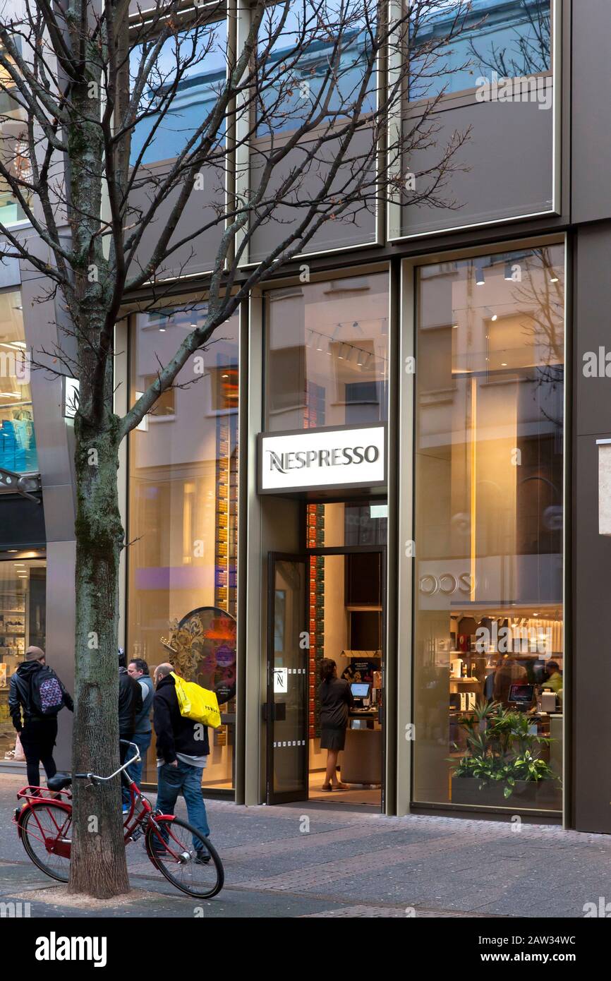 Nepresso Boutique an der Einkaufsstraße Schildergasse, Köln, Deutschland. Nespresso-Boutique in der Einkaufsstraße Schildergasse, Köln, Deutschland. Stockfoto