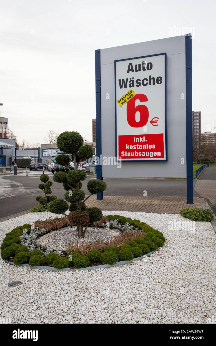 MR. Wasch-Tankstelle und Autowäsche auf der Straße Raderthalviertel, Köln, Deutschland Herr Wash Tankstelle und Autowaschstraße am Raderthalviertel, K Stockfoto