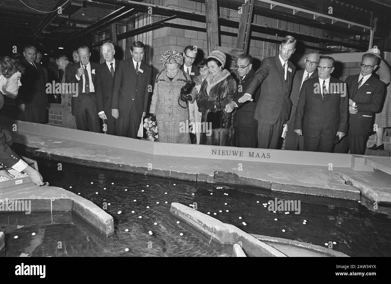 Staatsbesuch Präsident Tito von Jugoslawien Präsident Tito und seine Frau, Ihre Majestät Königin Juliana und Prinz Bernhard besuchen Hydraulics Laboratory in Delft Datum: 21. Oktober 1970 Standort: Delft, Zuid-Holland Schlüsselwörter: Besuch, Königinnen, Labors, Präsidenten Personenname: Bernhard, Prinz, Juliana, Königin, Tito, Josip Broz Stockfoto
