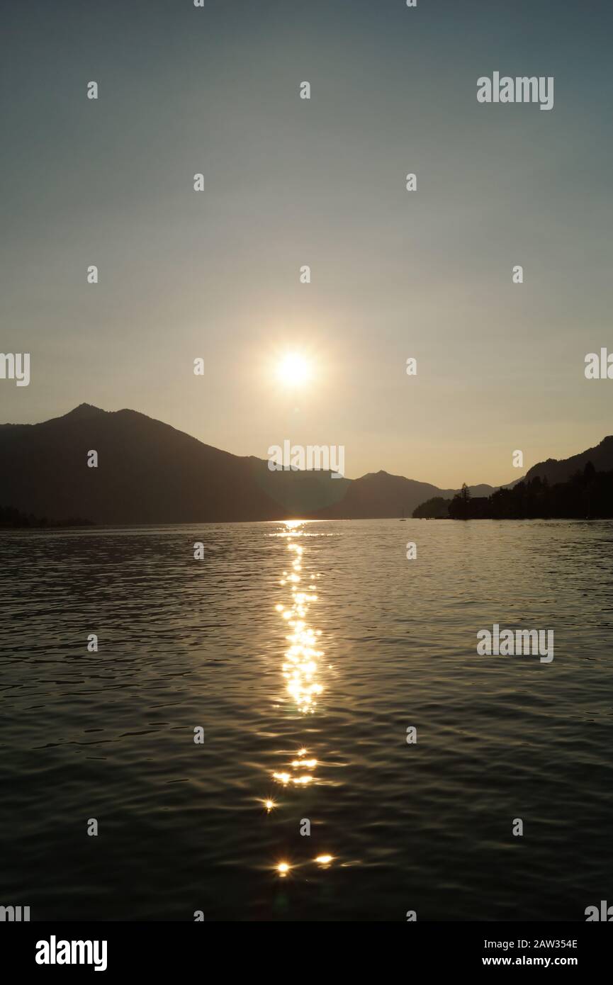 Ruhiger Sonnenuntergang über dem Wolfgangsee in Österreich Stockfoto