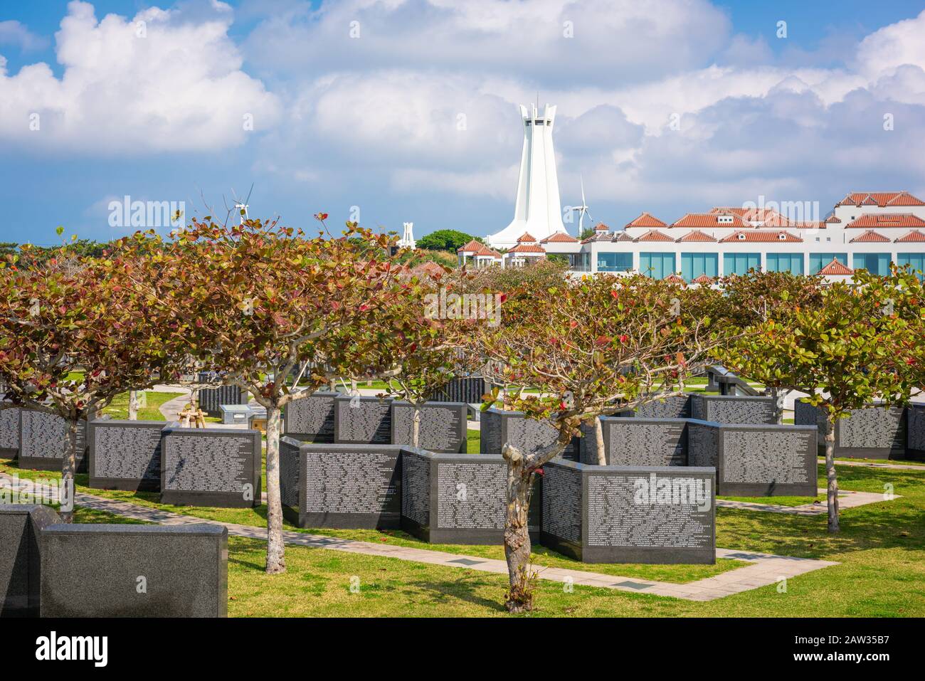 ITOMAN, OKINAWA, JAPAN - 24. MÄRZ 2017: Eingravierte Namen von Toten des Krieges im Eckpfeiler des Friedens im Okinawa Prefectural Peace Memorial Museum. Die Muse Stockfoto