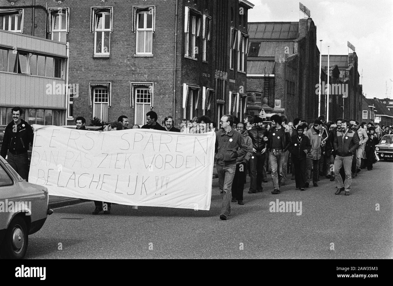 Prod Aktionen FNV in den Bosch bezuigingssplan gegen die Regierung. Die Demonstration von den Bosch entlang einiger Unternehmen Datum: 4. März 1982 Standort: Den Bosch Schlüsselwörter: Sparmaßnahmen Demonstration Institution Name: FNV Stockfoto