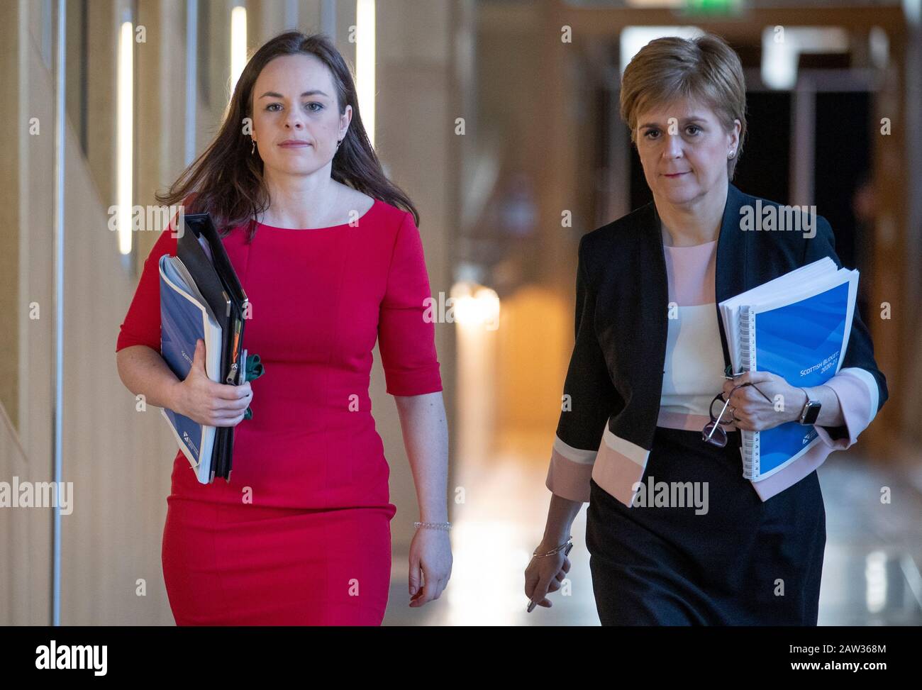 Neben Der Ersten Ministerin Nicola Sturgeon (rechts) kommt die Staatsfinanzministerin Kate Forbes (links) vor ihre Erklärung, um die Ausgabenversprechen der schottischen Regierung für das nächste Geschäftsjahr im schottischen Parlament in Edinburgh bekannt zu geben. Kate Forbes trat ein, nachdem Derek Mackay als Finanzminister zurückgetreten war, nachdem Vorwürfe aufgetaucht waren, er habe Hunderte von Nachrichten an einen 16-jährigen Jungen gesendet. Stockfoto