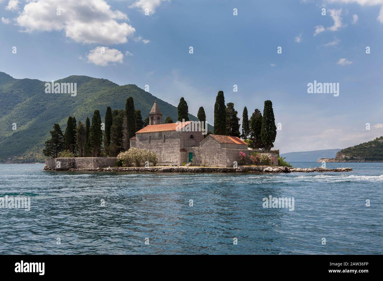 Die Insel Sveti Đorđe (St. George's Island), mit seinem kleinen Kloster der Benediktion, Boka Kotorska (auch Bucht von Kotor genannt), Montenegro Stockfoto