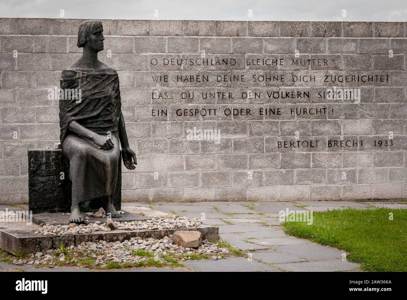Mauthausen, Österreich, 16. August 2019 - Denkmal der Deutschen Demokratischen Republik im Konzentrationslager mit einem Gedicht von Bertold Brecht Stockfoto