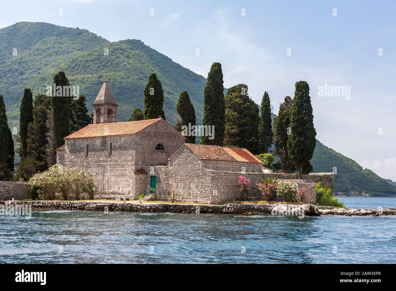 Die winzige Insel Sveti Đorđe (St. George's Island), mit seinem kleinen Kloster der Benediktion, Boka Kotorska (auch Bucht von Kotor genannt), Montenegro Stockfoto