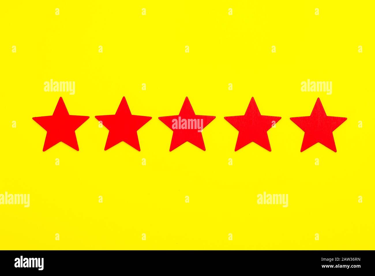 5 Sterne erhöhen die Bewertung, Customer Experience Concept. 5 rote Sterne ausgezeichnete Bewertung auf gelbem Hintergrund. Stockfoto