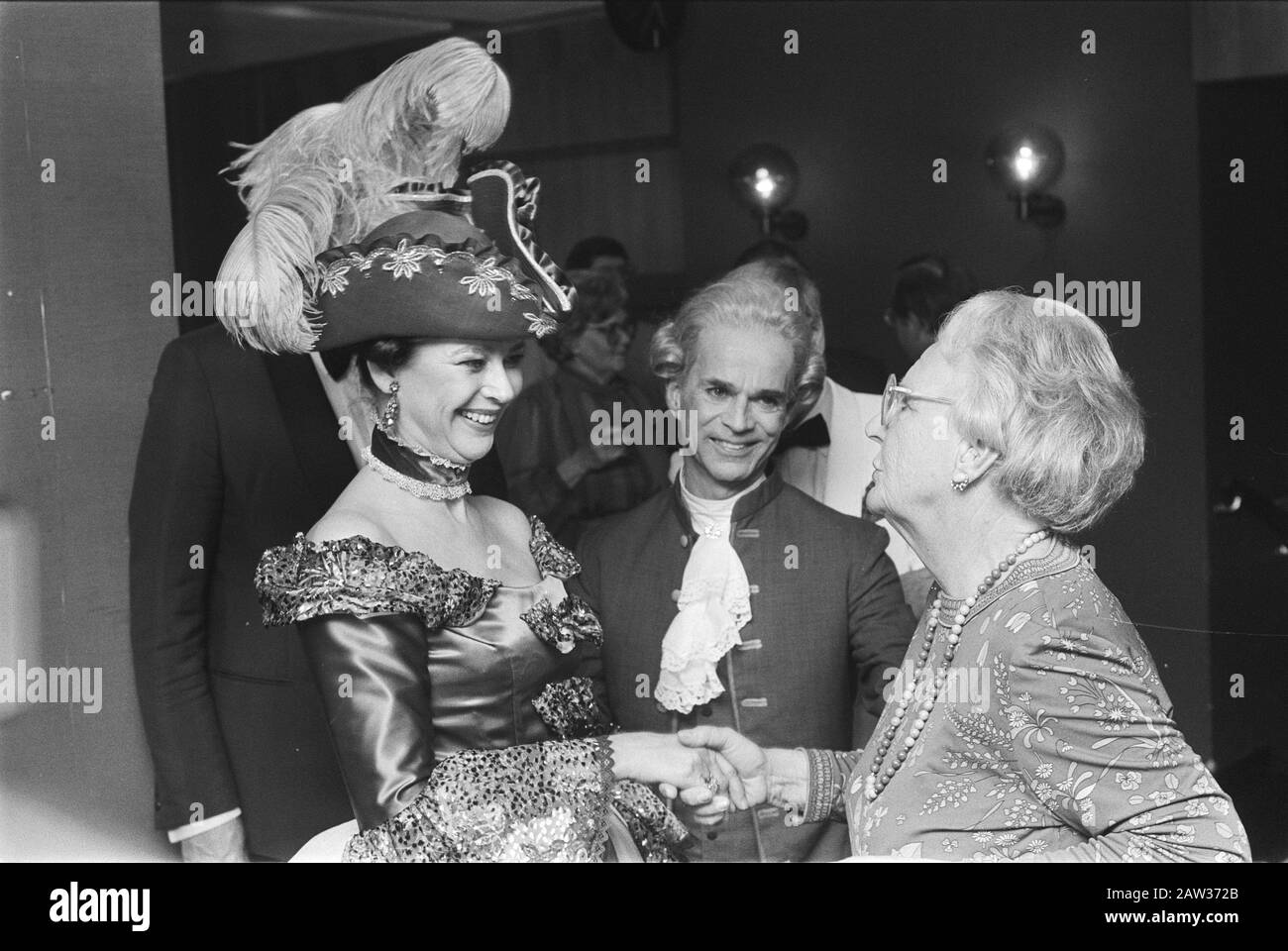 Royal Family besuchte Aufnahmen AVRO TV von ganzem Herzen; v. l. Prinzessin Irene und Prinz Bernhard Datum: 26. April 1984 Schlagwörter: KÖNIGSFAMILIE, TV-AUFNAHMEN Personenname: Bernhard, Prinz, Irene, Prinzessin Stockfoto