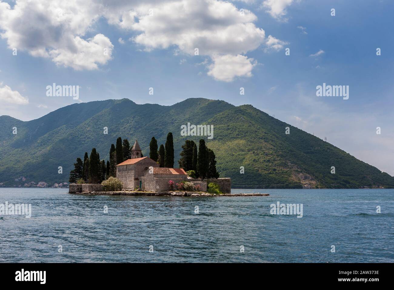 Die winzige Insel Sveti Đorđe (St. George's Island), mit seinem kleinen Kloster der Benediktion, Boka Kotorska (auch Bucht von Kotor genannt), Montenegro Stockfoto