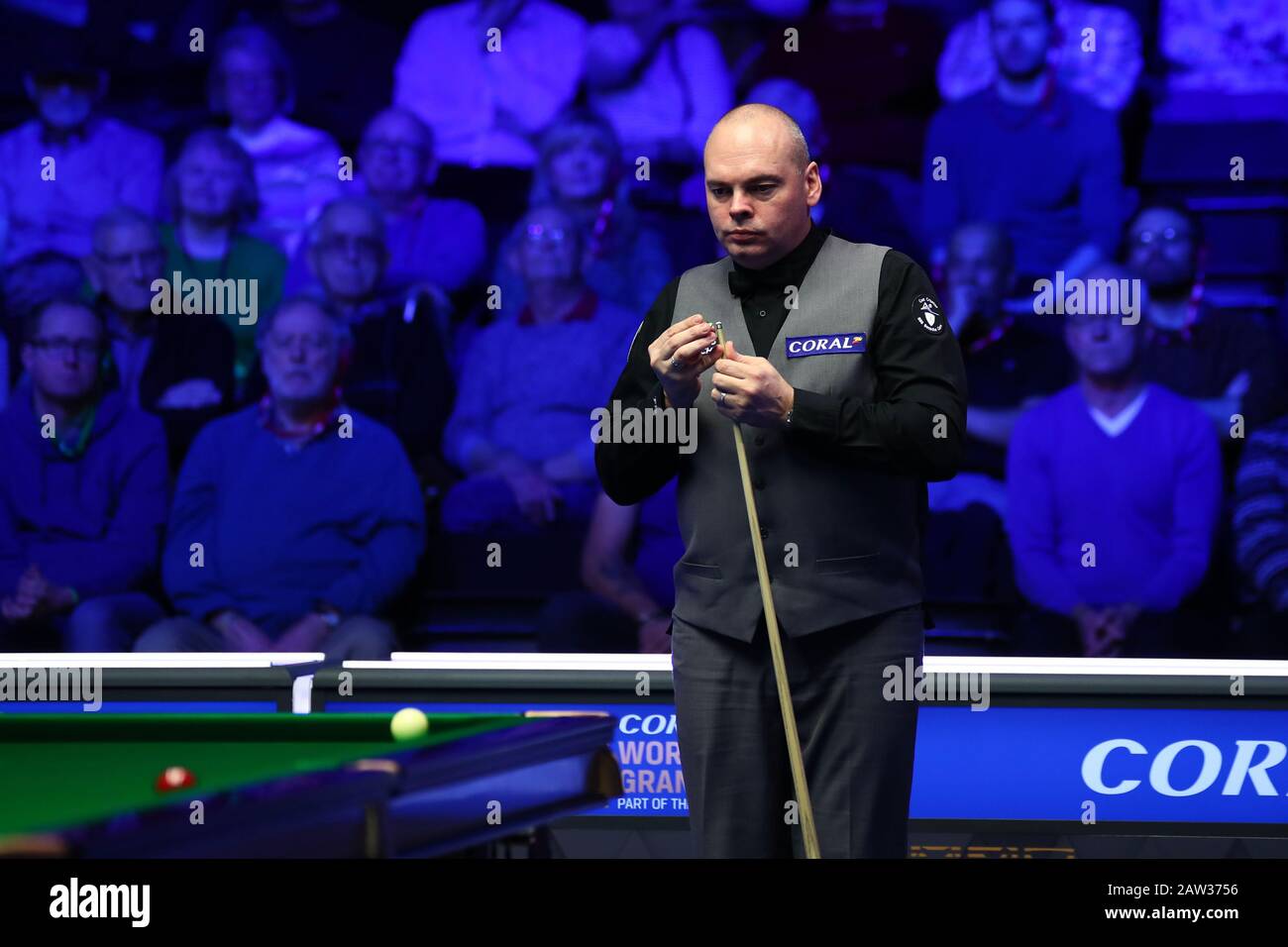 Stuart Bingham aus England hält einen Schuss an John Higgins aus Schottland bei der ersten Runde des World Grand Prix 2020 in Cheltenham, Großbritannien, am 5. Februar 2020 für möglich. John Higgins aus Schottland besiegte Stuart Bingham aus England mit 4:2. Stockfoto