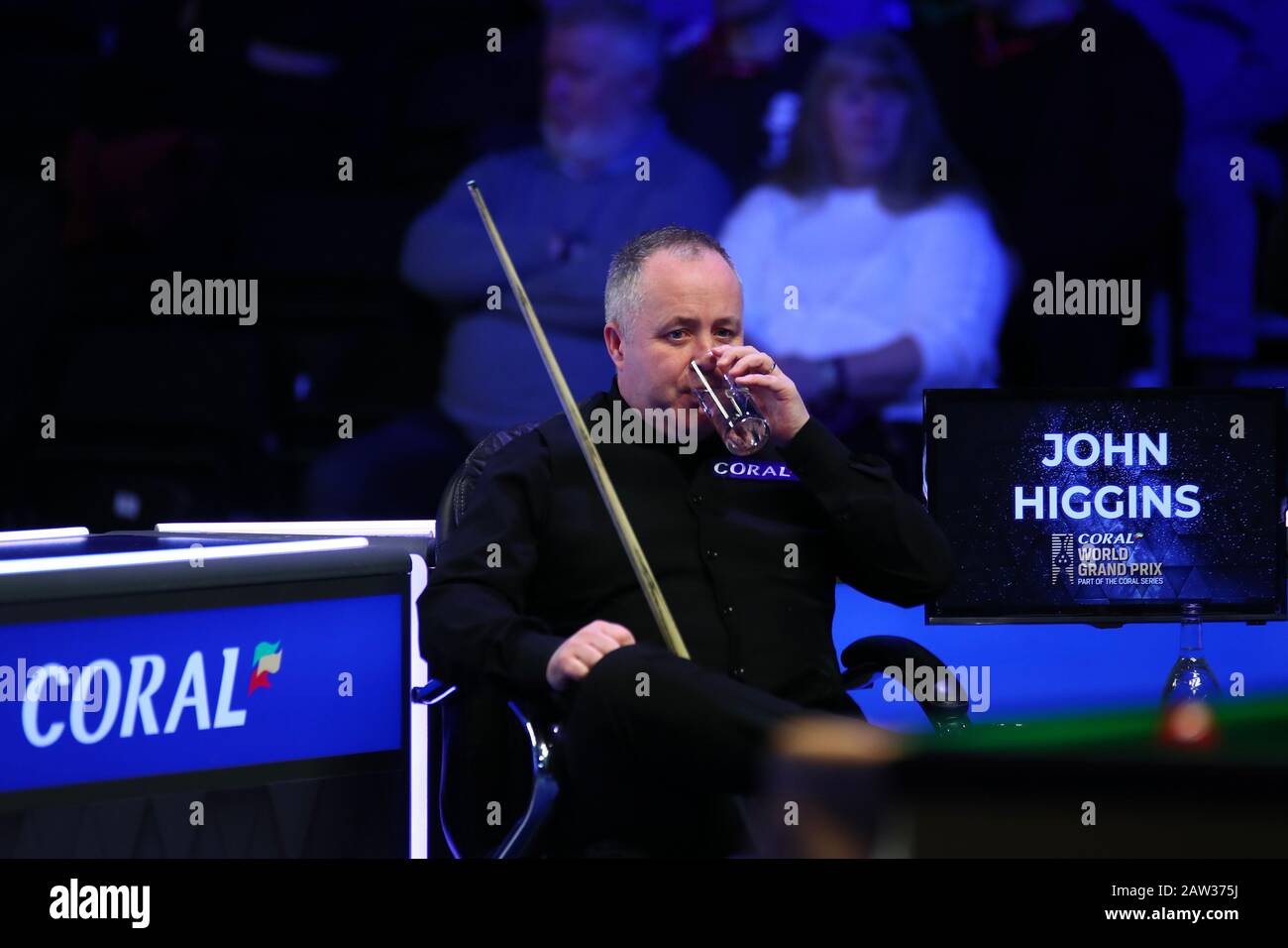 John Higgins aus Schottland hält einen Schuss an Stuart Bingham aus England bei der ersten Runde des World Grand Prix 2020 in Cheltenham, Großbritannien, am 5. Februar 2020 für möglich. John Higgins aus Schottland besiegte Stuart Bingham aus England mit 4:2. Stockfoto
