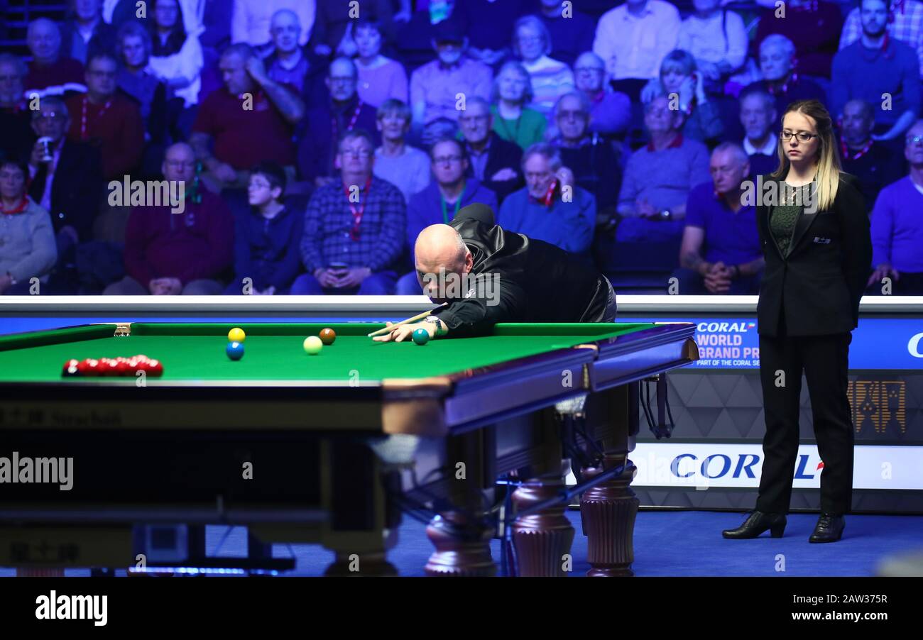 Stuart Bingham aus England spielt bei der ersten Runde des World Grand Prix 2020 in Cheltenham, Großbritannien, am 5. Februar 2020 einen Schuss an John Higgins aus Schottland. John Higgins aus Schottland besiegte Stuart Bingham aus England mit 4:2. Stockfoto