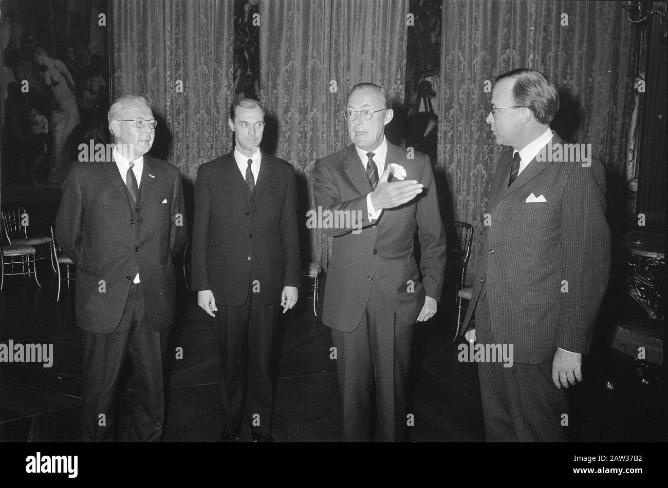 Prinz Bernhard empfängt Kongressteilnehmer im Christian Training Center Old Poelgeest Oegstgeest im Huis ten Bosch Palast in Den Haag. 3 Datum: 10. November 1969 Standort: Die Haager Oegstgeest Schlüsselwörter: Kongresse Personenname: Bernhard, Fürstliche Institution Name: Huis ten Bosch Palast Stockfoto