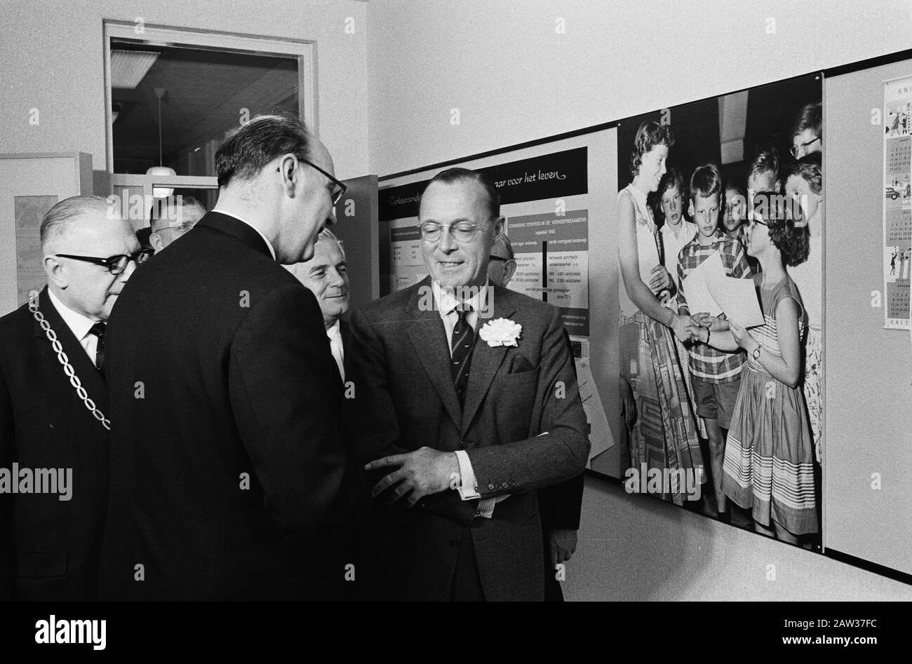 Prinz Bernhard eröffnete das Gebäude für Verkehrssicherheit in Hilversum, während der Führung Datum: 17. Mai 1963 Ort: Hilversum Schlüsselwörter: Gebäude, Löcher, Fürsten, Touren Person Name: Bernhard, Fürstliche Einrichtung Name: Sicherer Verkehr Niederlande Stockfoto