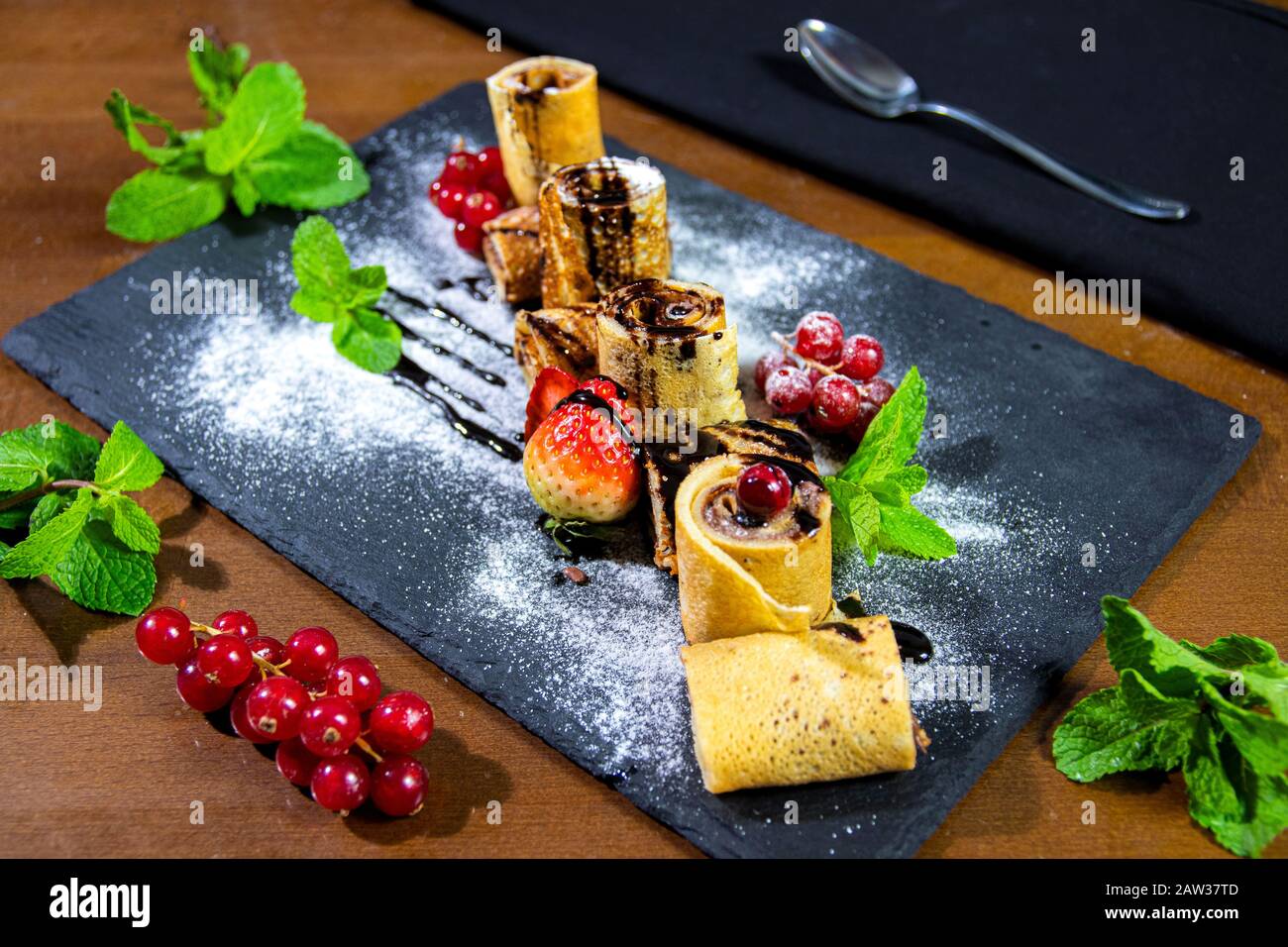 Schokoladenkrepes mit Früchten und Minze Stockfoto