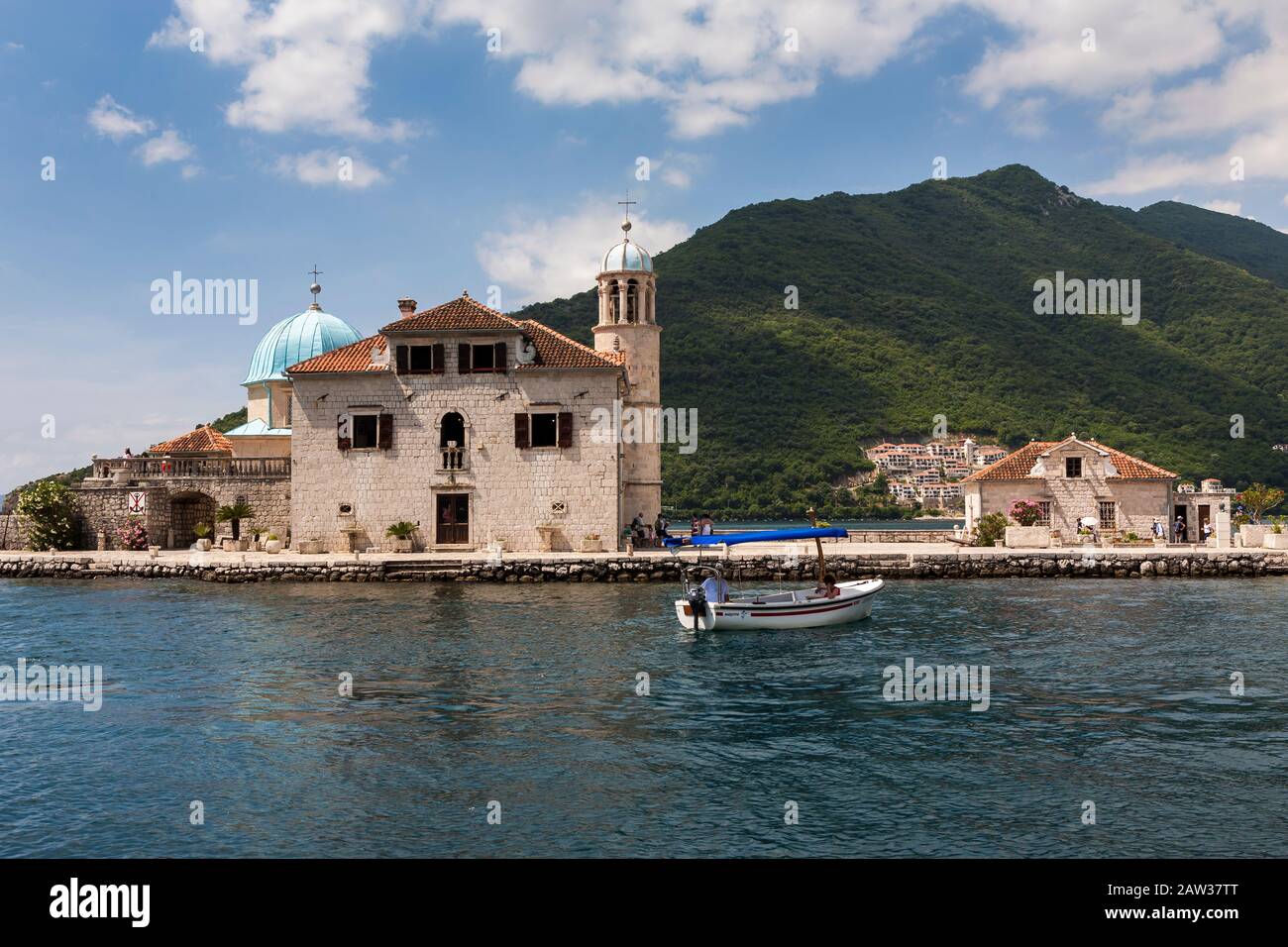 Die kleine künstlich anmutende Insel Our Lady of the Rocks (Gospa od Škrpjela), Bucht von Kotor, Montenegro Stockfoto