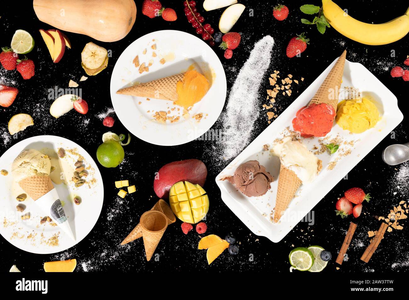 Großes Sortiment an Eiscreme und Früchten Stockfoto
