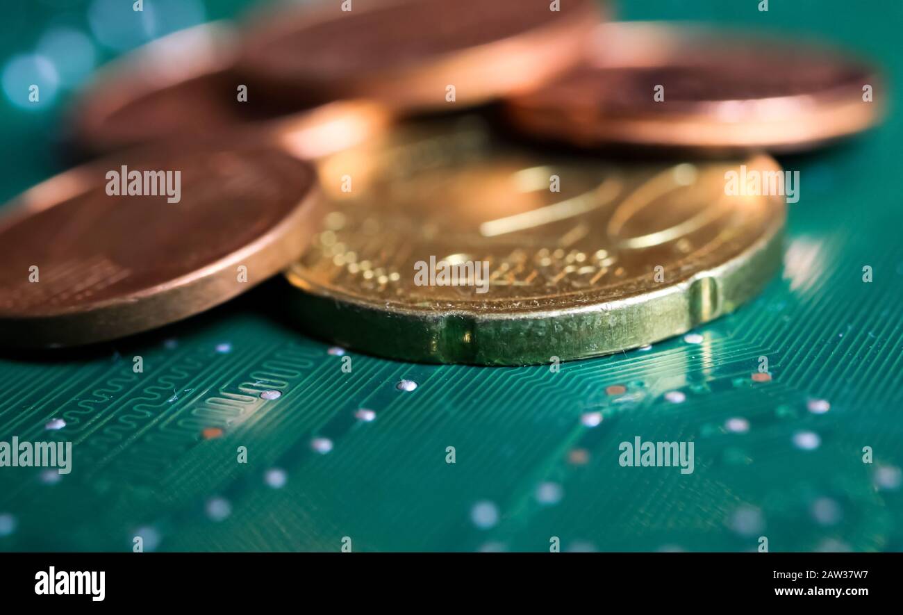 Makro Nahaufnahme von isolierten, verschwommenen Euro-Cent-Münzen auf der grünen Hauptplatine Stockfoto