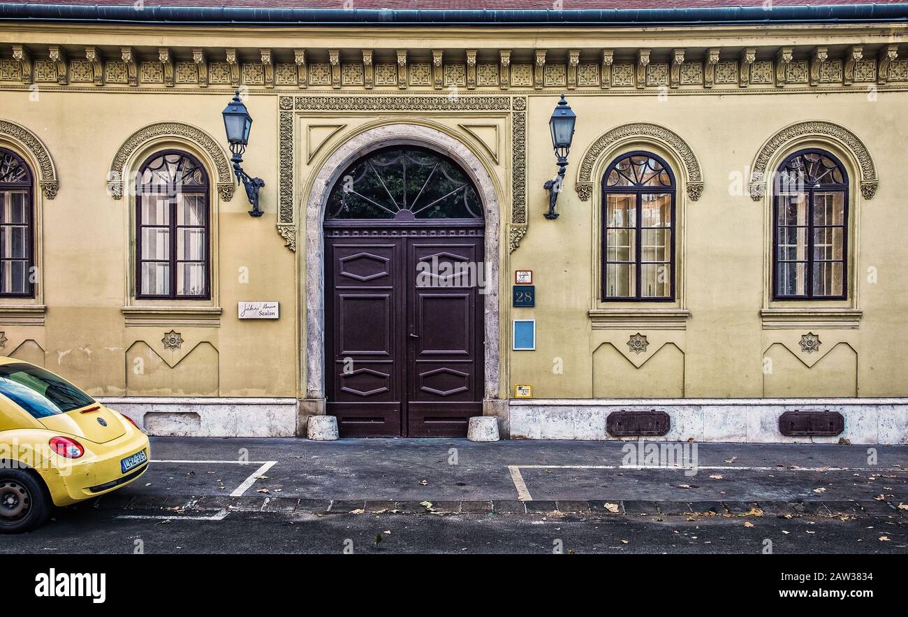 Budapest, Ungarn, August 2019, Blick auf die Fassade des Jokai Anna Szalon eines Kunstsalons in einem Neorenaissance-Gebäude Stockfoto