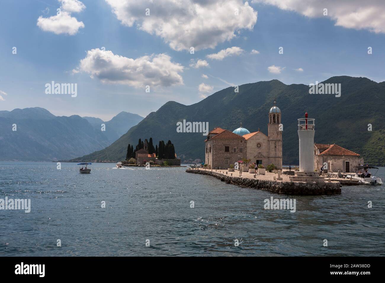 Die beiden Inselchen Gospa od Škrpjela (Our Lady of the Rocks) und Ostrvo Sveti Đorđe (St. George's Island), Bucht von Kotor, Montenegro Stockfoto