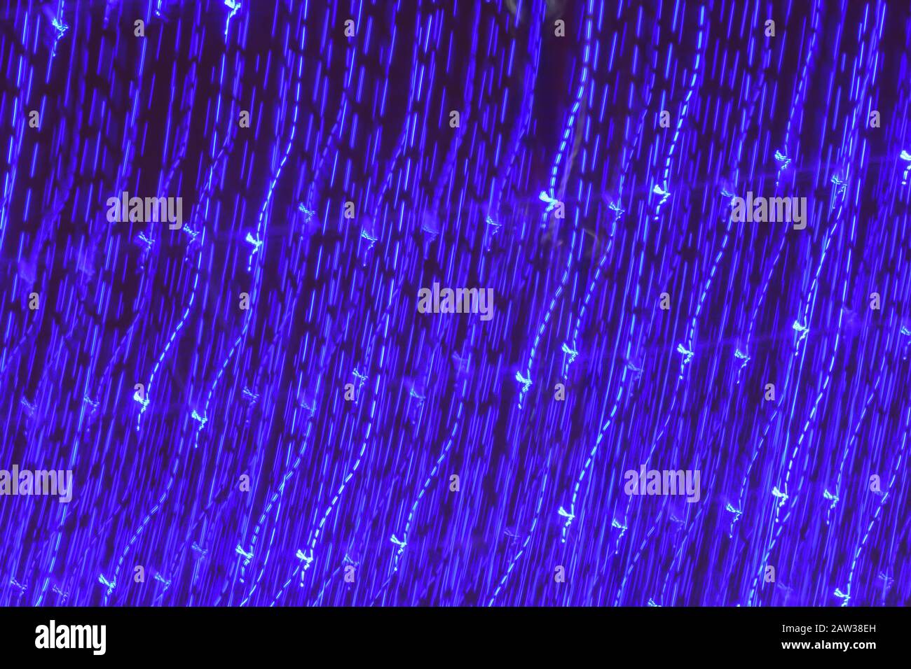 Abstrakter Hintergrund von blauen Glühbirnen, Unschärfe und weichem Fokus Stockfoto