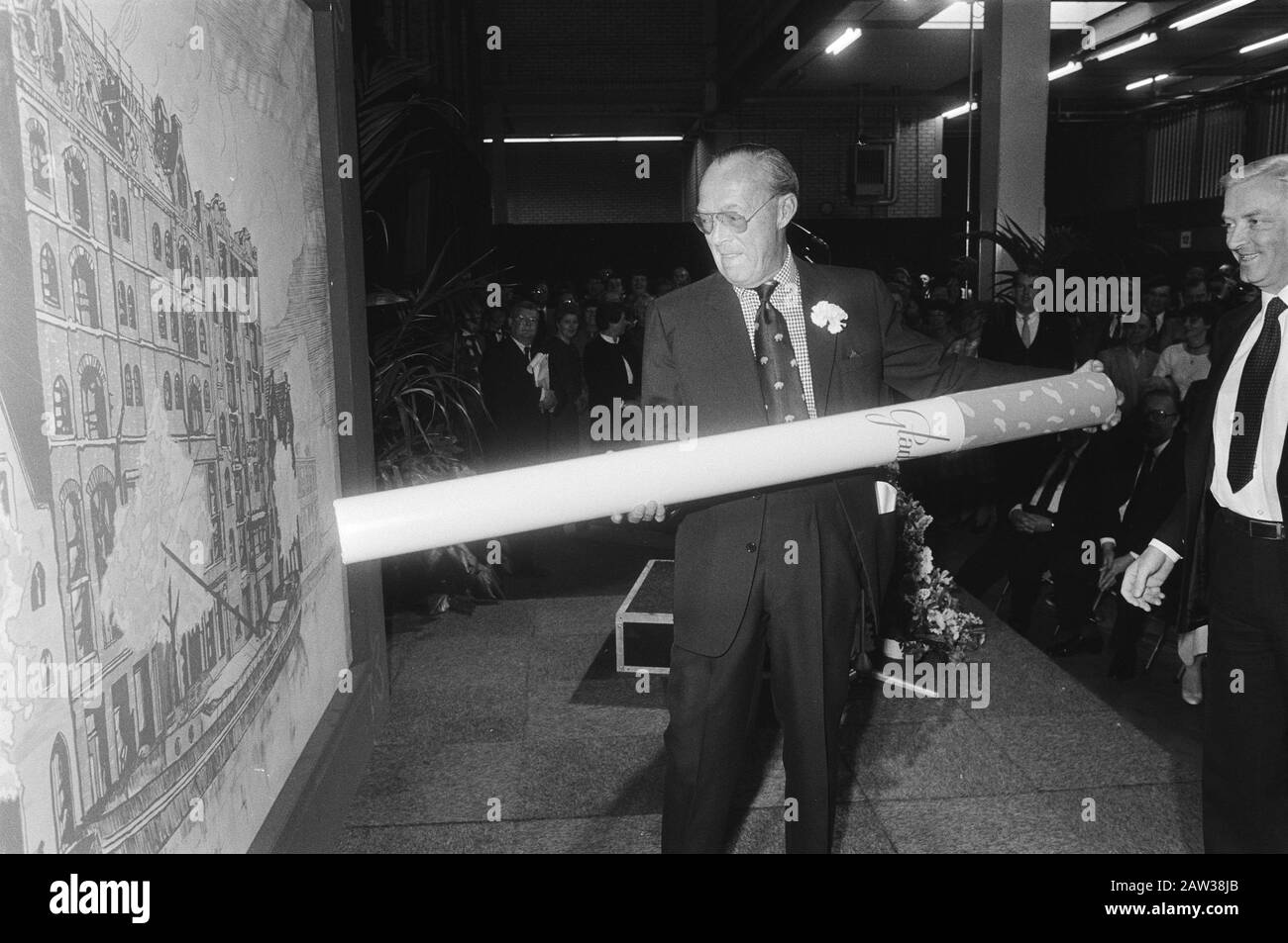 Eröffnung des neuen Gebäudes der British American Tobacco Company durch Prinz Bernhard in Amsterdam Prinz Bernhard punktierte mit einer riesigen Zigarette durch eine Zeichnung alter Gebäude Datum: 22. April 1983 Standort: Amsterdam, Noord-Holland Schlüsselwörter: Bau-, Eröffnungs- und Tabakindustrie, Zeichnungen Personenname: Bernhard, Fürst der Niederlande Stockfoto