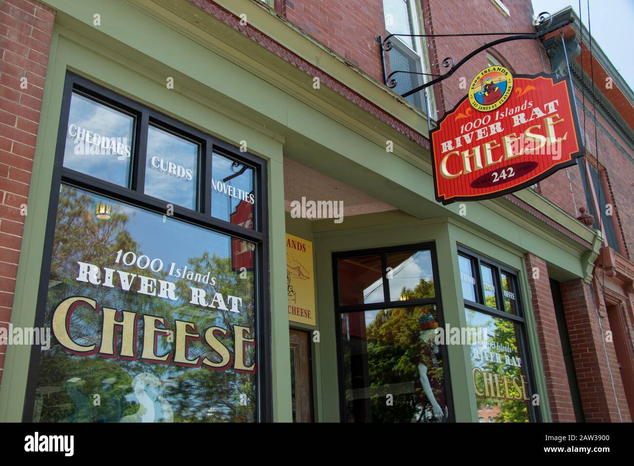 26. Juli 2019 - Town of Clayton, NY, USA: 1000 Islands River hat Cheese Front Fassadengeschäft, Downtown Stockfoto