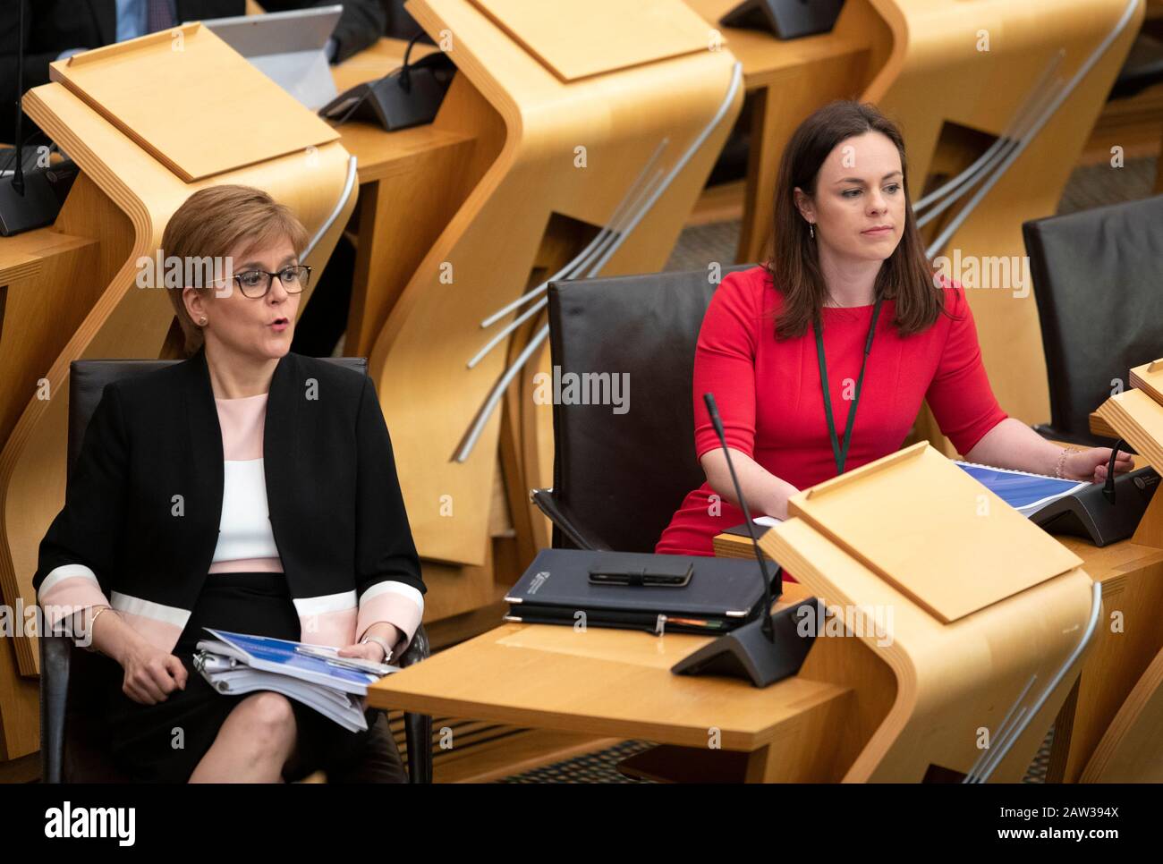 Öffentliche Finanzministerin Kate Forbes (rechts) neben Der Ersten Ministerin Nicola Sturgeon in der Hauptkammer, bevor sie die Ausgabenversprechen der schottischen Regierung für das nächste Geschäftsjahr im schottischen Parlament in Edinburgh bekannt gab. Kate Forbes trat ein, nachdem Derek Mackay als Finanzminister zurückgetreten war, nachdem Vorwürfe aufgetaucht waren, er habe Hunderte von Nachrichten an einen 16-jährigen Jungen gesendet. Stockfoto