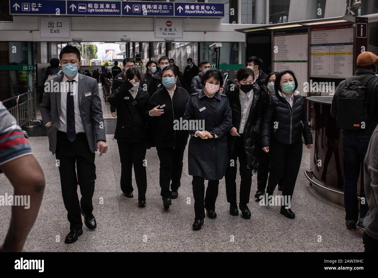 Hongkong, China. Februar 2020. Das Flughafenpersonal trägt am Ankunftsterminal von Hong Kong International chirurgische Masken. Cathay forderte die Mitarbeiter auf, drei Wochen unbezahlten Urlaub zu nehmen, da die Hong Kong Airline wegen des Ausbruchs des Corona-Virus die Kapazität einschneide.Ein Anderer Tag in Hongkong während des Ausbruchs des Corona-Virus. Gemeindeausbruch erklärte in der Stadt: Die Regierung sagte, dass alle Reisenden vom chinesischen Festland, einschließlich der Einwohner Hongkongs, im Rahmen ihrer eskalierten Antwort auf die Ansteckung in eine obligatorische 14-tägige Quarantäne gestellt würden. Credit: Sopa Images Limited/Alamy Live News Stockfoto