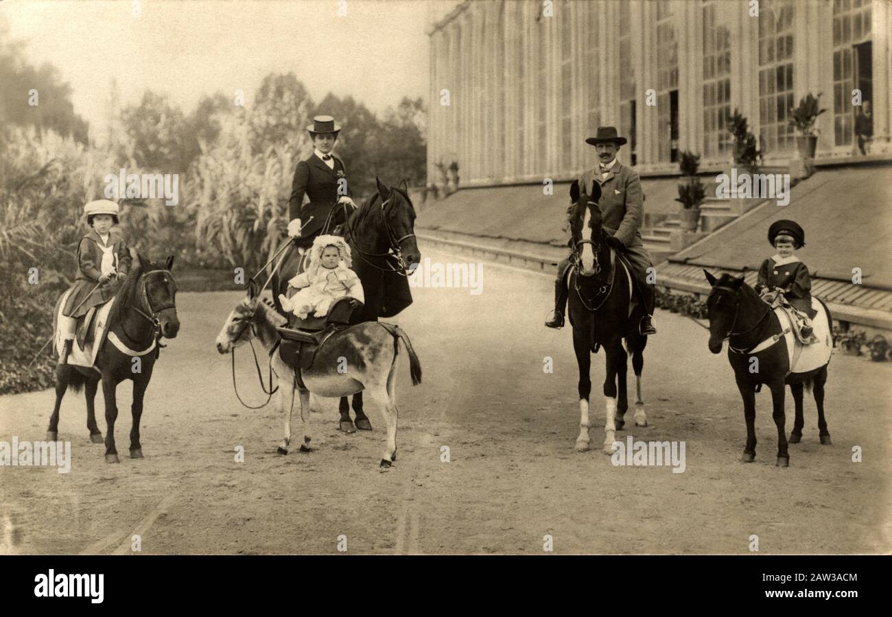 1905 , RACCONIGI , TORINO , ITALIEN : Der italienische König VITTORIO EMMANUELE III di SAVOIA (* 1869 - 1947 ), der ein Pferd mit Familie auf dem Schloss Racconigi reitet Stockfoto
