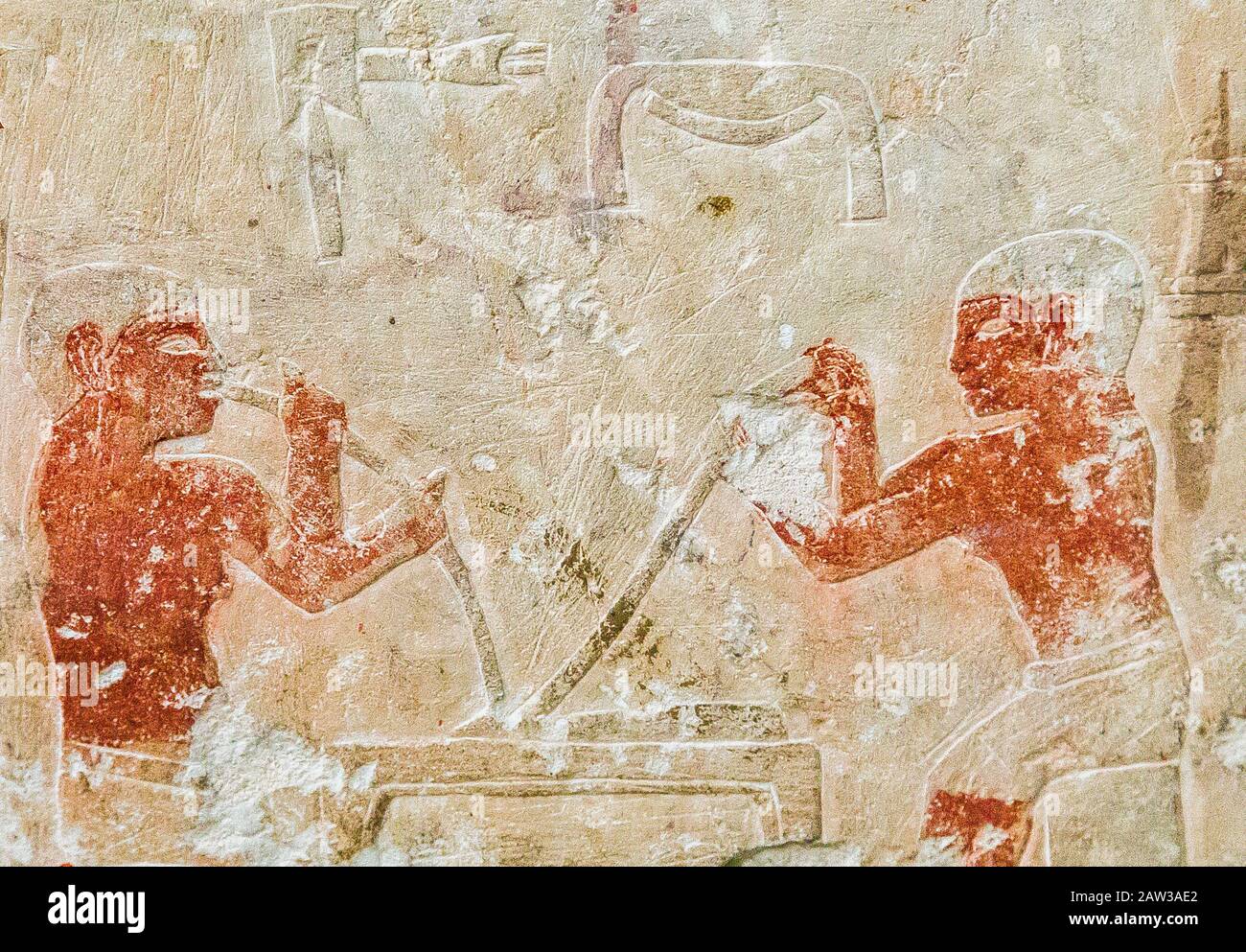Kairo, Ägyptisches Museum, aus dem Grab von Kaemrehu, Saqqara, Detail eines Reliefes mit Handwerkern: Goldschmiedearbeiten mit Zwerg gießen Gold in eine Form. Stockfoto