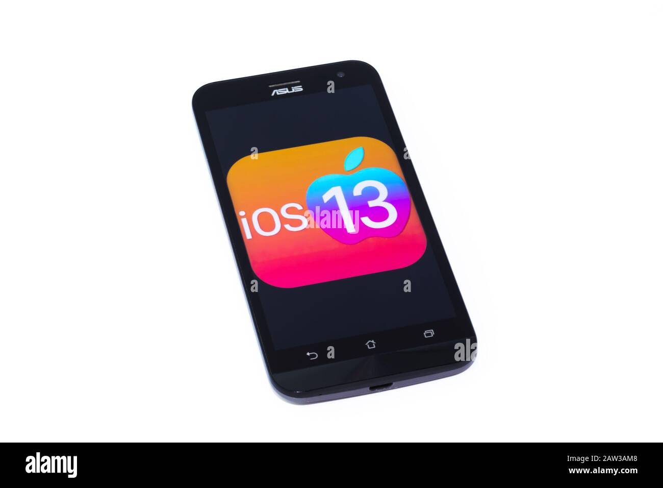 Kouvola, Finnland - 23. Januar 2020: IOS 13-Logo auf dem Bildschirm des Smartphones Asus Stockfoto