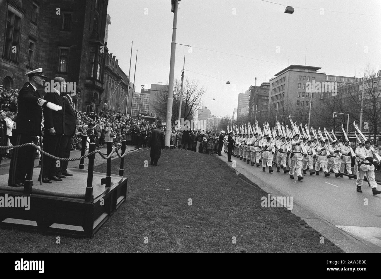 Prinz Claus nahm Jobs wegen des 320-jährigen Bestehens des Marine Corps an; T. Rudolphie links rechts, Prinz Claus, Bürgermeister von Rotterdam Pepper Datum: 14. Dezember 1985 Standort: Rotterdam, South Holland Schlüsselwörter: Bürgermeister, Defiles, Königshaus, Marine, Marines, Prinzenname: Claus, Prinz, Pepper, Rudolphie T.: Bogaerts, Rob/Anefo Urheberrechtsinhaber: National Archives Materialtyp: Negative (schwarz/weiß) Archivinventarnummer: Siehe Zugriff 2.24.01.05 Stockfoto