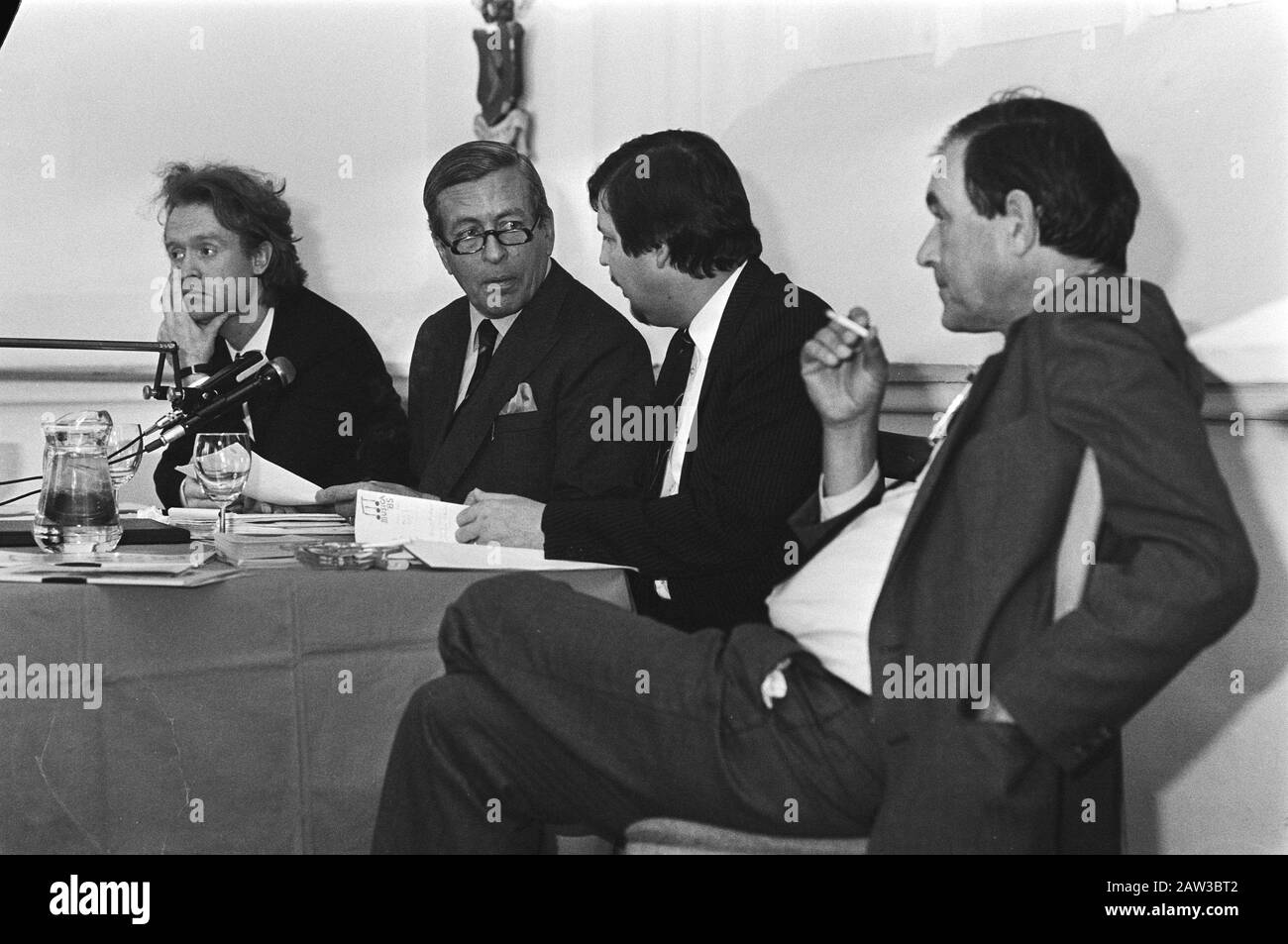 Prinz Claus auf der Pressekonferenz Musikjahr 85 Datum: 24. Oktober 1984 Schlagwörter: Pressekonferenzen Personenname: Claus, Fürst Stockfoto