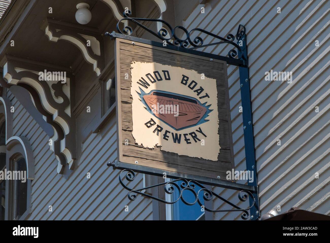 26. Juli 2019 - Town of Clayton, NY, USA: Iron Wood Pub Signboard, Craft Beers, Wood Boat Brewery, Thousand Islands, New York Stockfoto
