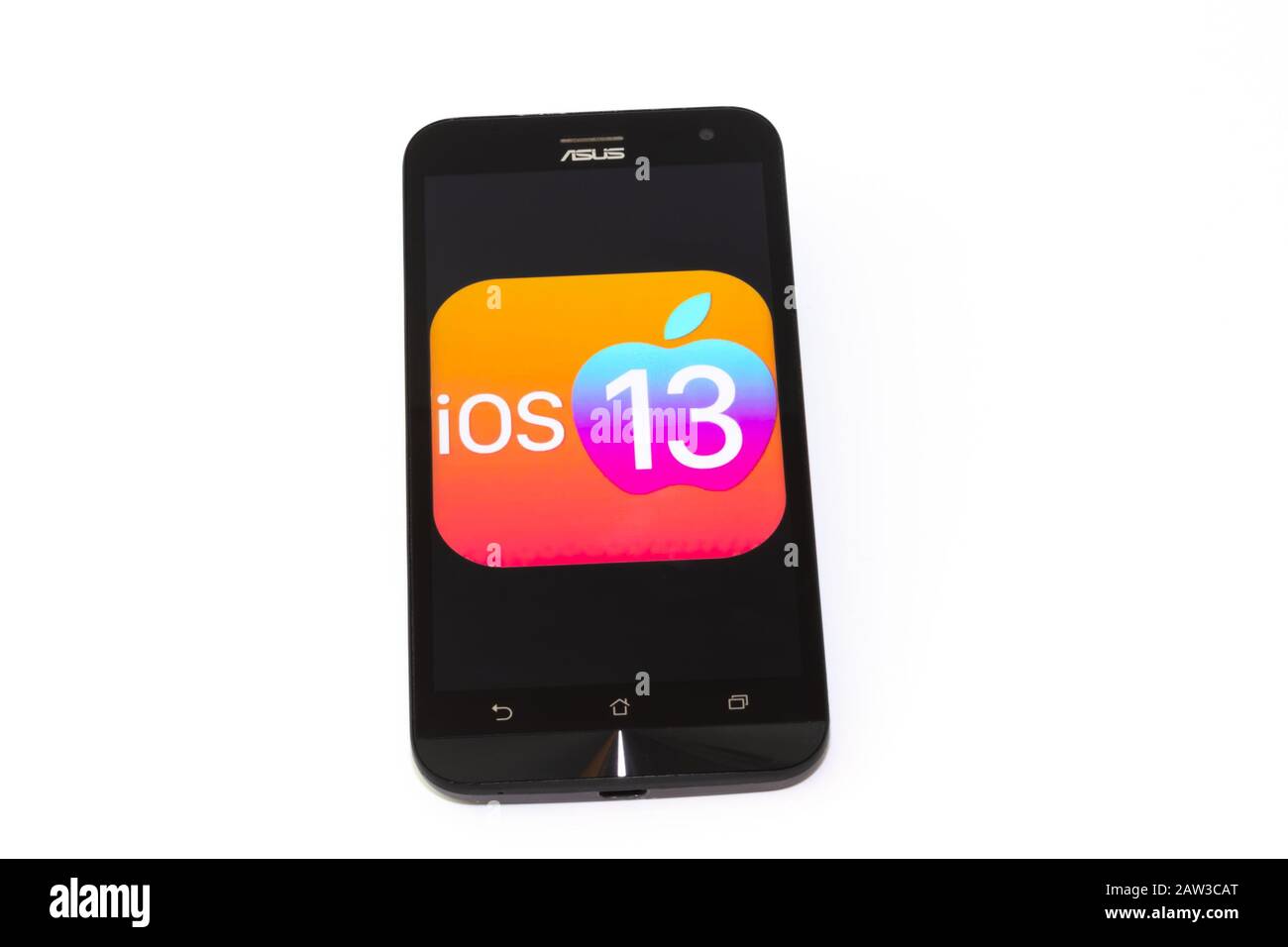 Kouvola, Finnland - 23. Januar 2020: IOS 13-Logo auf dem Bildschirm des Smartphones Asus Stockfoto