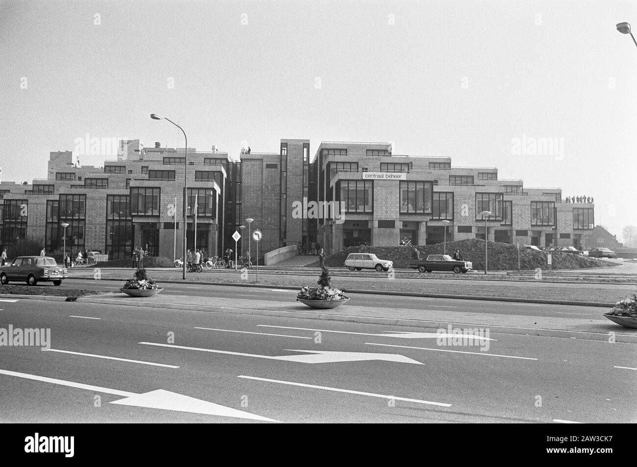 Prinz Claus eröffnet neues Hauptquartier Centraal Beheer in Apeldoorn Datum: 1. November 1972 Ort: Apeldoorn, Gelderland Schlüsselwörter: Hauptsitz, Löcher, Princes Personenname: Centraal Beheer, Claus, Prince Stockfoto
