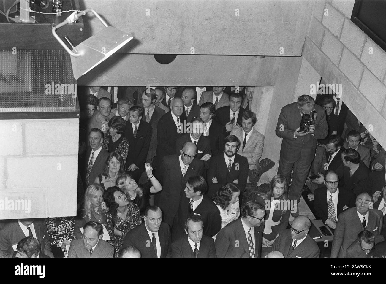 Prinz Claus eröffnet neues Hauptquartier Centraal Beheer in Apeldoorn Datum: 1. November 1972 Ort: Apeldoorn, Gelderland Schlüsselwörter: Hauptsitz, Löcher, Princes Personenname: Centraal Beheer, Claus, Prince Stockfoto