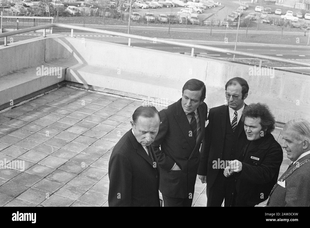 Prinz Claus eröffnet neues Hauptquartier Centraal Beheer in Apeldoorn Datum: 1. November 1972 Ort: Apeldoorn, Gelderland Schlüsselwörter: Hauptsitz, Löcher, Princes Personenname: Centraal Beheer, Claus, Prince Stockfoto