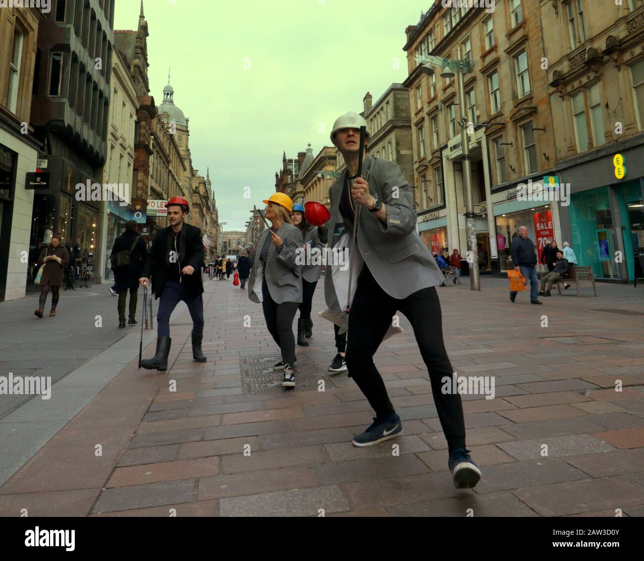 Glasgow, Schottland, Großbritannien, 6. Februar 2020: Großbritannien Wetter: Sonnige Meile, die das Einkaufszentrum der Buchanan Street ist, sah Straßentheater auf seiner Länge als "SURGE", eine Gruppe, die Straßenkunst, physisches Theater und Zirkus aufführt, genossen das gute Wetter. Copywrite Gerard Ferry/Alamy Live News Stockfoto